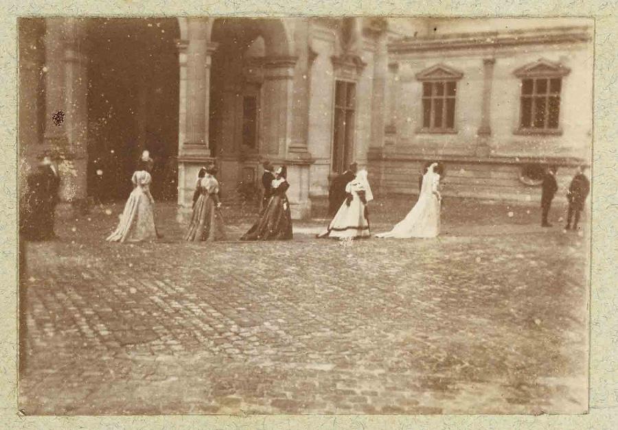 Album de photographies de Chantilly et Saint-Firmin : Mariée et dames en toilette dans la cour d'honneur du château de Chantilly
