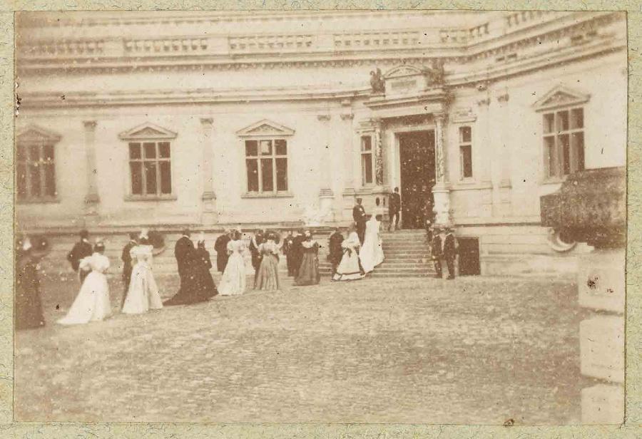 Album de photographies de Chantilly et Saint-Firmin : Mariage accédant au musée Condé (château de Chantilly) par la cour d'honneur et le vestibule du musée