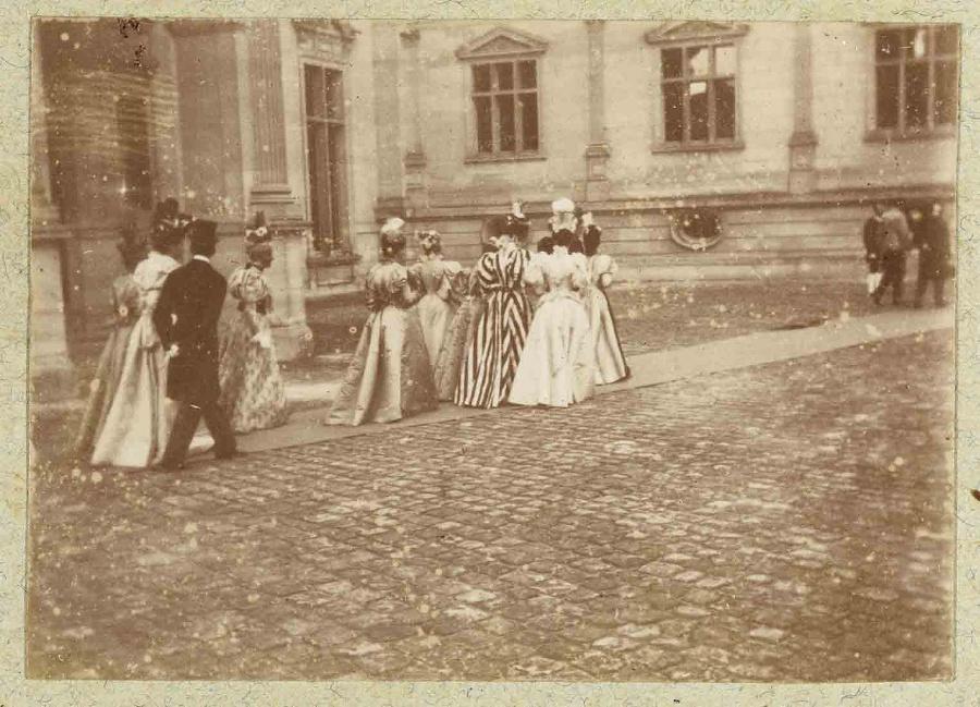 Album de photographies de Chantilly et Saint-Firmin : Mariage traversant la cour d'honneur du musée Condé (château de Chantilly)