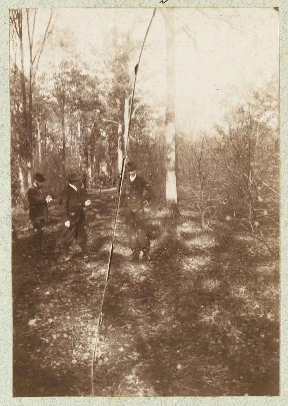Album de photographies de Chantilly et Saint-Firmin : Conversation entre chasseurs (plaque verre brisée)