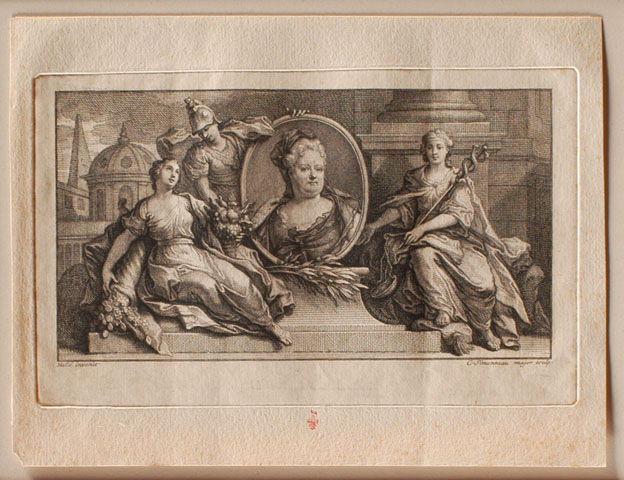 Trois allégories féminines, la Sagesse (Athéna), l'Abondance et la Prudence avec le caducée, tenant le portrait de la Princesse Palatine en médaillon, sur fond d'architecture