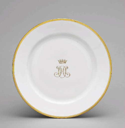 Assiette plate en porcelaine de Sèvres blanche avec filet doré sur le marli et chiffre HO couronné imprimé en or au centre