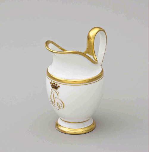 Pot à lait en porcelaine de Paris blanc et or avec filet doré au chiffre de Bourbon-Condé : BC couronné