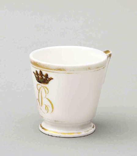 Tasse à glace en porcelaine de Paris blanc et or avec filet doré au chiffre de Bourbon-Condé : BC couronné