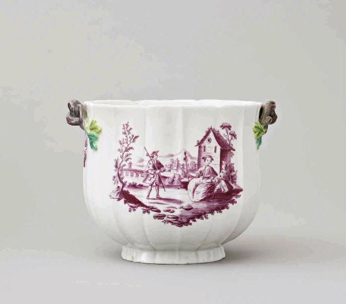 Seau à rafraîchir en porcelaine tendre de Chantilly, décor camaïeu rose présentant des scènes animées champêtres