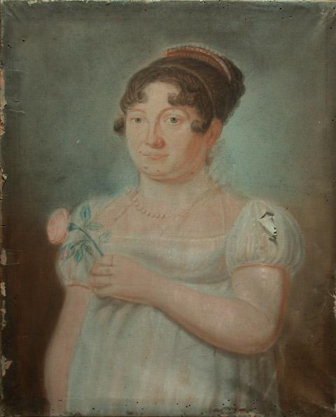 Portrait de femme en robe Empire en mousseline blanche tenant une rose de la main gauche