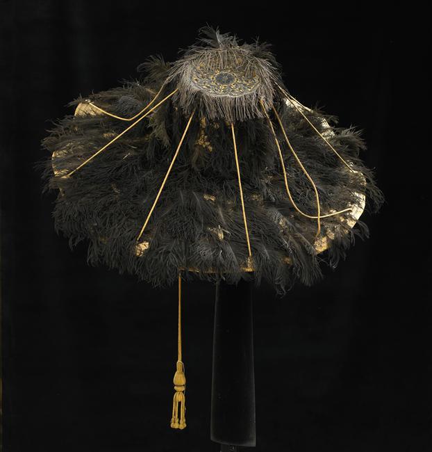 Chapeau de paille garni de plumes d'autruches
