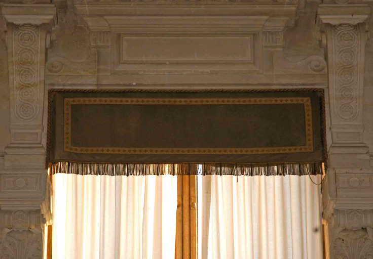 Rideau en drap crème avec lambrequins brodés vert et or