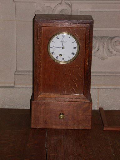 Horloge dans une boîte rectangulaire