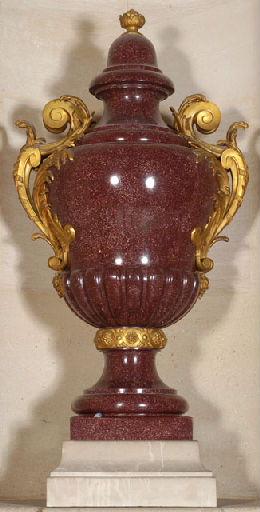 Grand vase de porphyre avec ornements de bronze ciselé