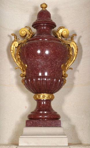 Grand vase de porphyre avec ornements de bronze ciselé