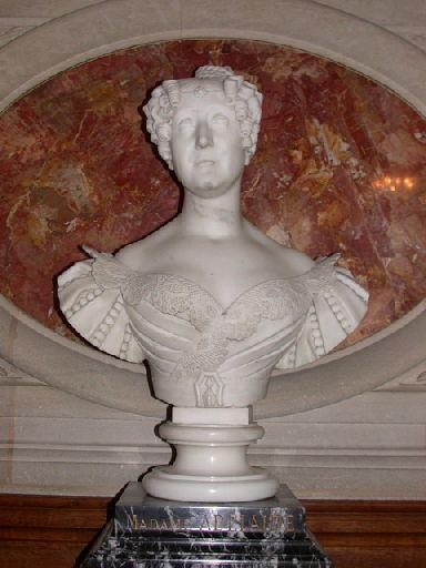 Buste de Eugénie-Adélaïde-Louise d'Orléans dite Madame Adélaïde (1777-1847), soeur du Roi Louis-Philippe, marraine du duc d'Aumale, sur piédouche, coiffure en dentelle