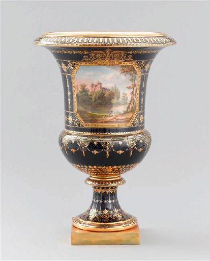 Vase Médicis en porcelaine de Sèvres bleu et or