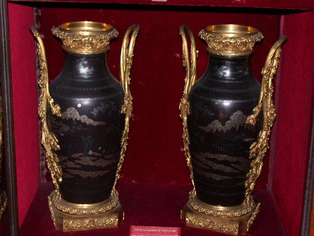 Vase en porcelaine de Chine à fond noir avec incrustation de nacre