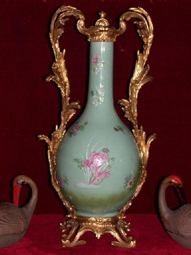 Bouteille en porcelaine de Chine céladon fleuri, avec anses, socle et capuchon en bronze doré très travaillé