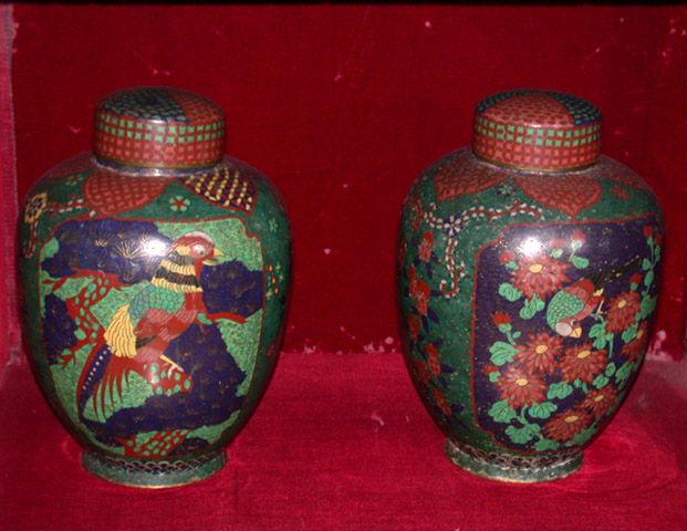 Vase émaillé avec couvercles et décorés de grenades, oiseaux, et marguerites