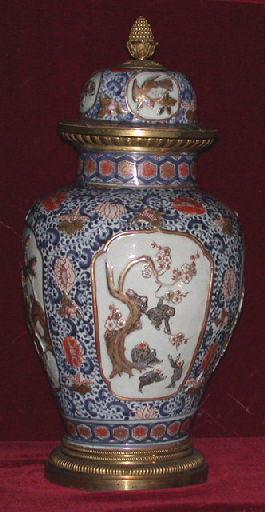 Grande potiche, couverte, en porcelaine extrême-orientale, à décor floral