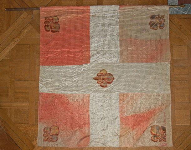 Drapeau; croix blanche et cantons roses ; fleurs de lys au centre et aux angles de l'armée d'émigration (1796-1797)