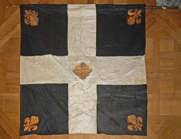Drapeau de l'armée d'émigration (1796-1797) ; croix blanche et cantons noirs ; fleurs de lys au centre et aux angles