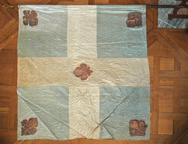 Drapeau de l'armée d'émigration (1796-1797) ; croix blanche et cantons azur ; fleurs de lys au centre et aux angles