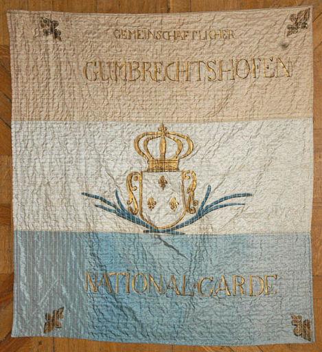 Drapeau tricolore modèle 1791 de la garde nationale d'Alsace ; au centre : l'écu royal de France avec la couronne entre deux flammes