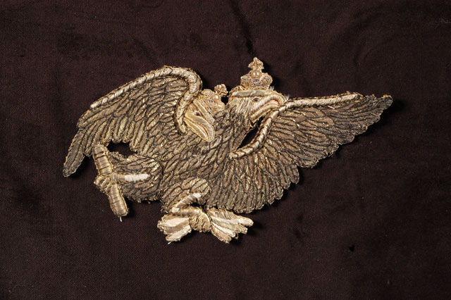 Tissu brodé représentant deux Aigles impériales de Russie à deux têtes s'envolant et tenant la foudre dans leurs griffes