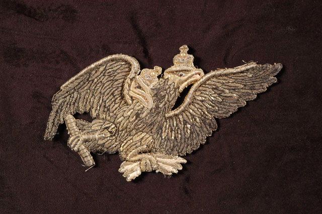 Tissu brodé représentant deux Aigles impériales de Russie à deux têtes s'envolant et tenant la foudre dans leurs griffes