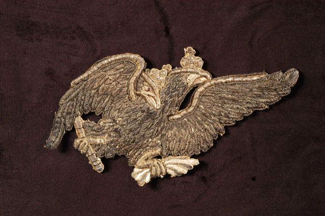 Tissu brodé représentant deux Aigles impériales de Russie à deux têtes s'envolant et tenant la foudre dans leurs griffes