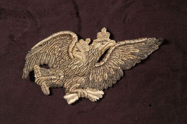 Tissu brodé représentant deux Aigles impériales de Russie à deux têtes s'envolant et tenant la foudre dans leurs griffes