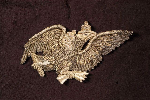 Tissu brodé représentant deux Aigles impériales de Russie à deux têtes s'envolant et tenant la foudre dans leurs griffes