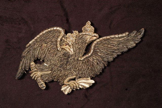 Tissu brodé représentant deux Aigles impériales de Russie à deux têtes s'envolant et tenant la foudre dans leurs griffes