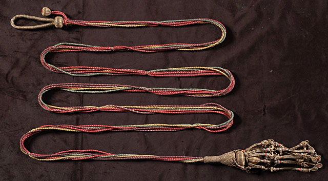 Gland de turban en passementerie et corail (six cordelettes reliées par un gland)