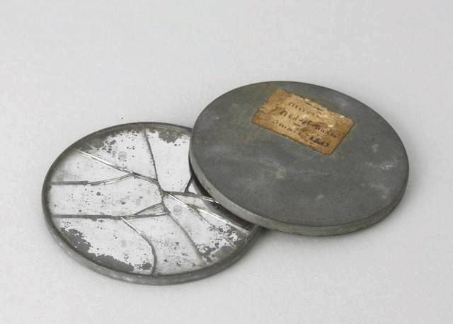 Miroir rond (brisé) et son étui de fer blanc ayant appartenu à Abd-el-Kader