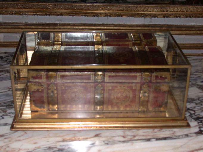 Une cassette recouverte de cuir rouge portant les armes de Condé, avec renforts de métal doré, dans sa vitrine