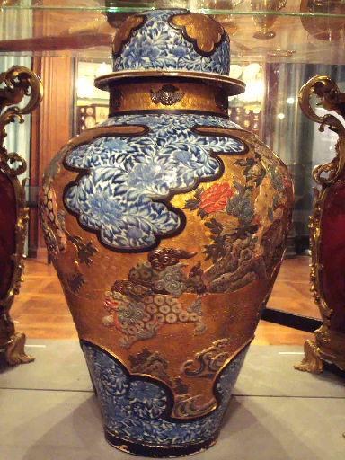 Poterie d'Arita, avec décor de laque réalisé en Europe