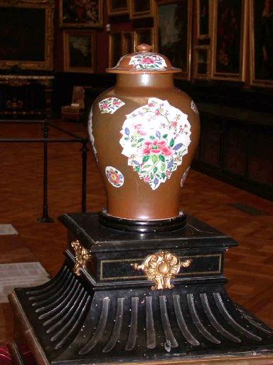 Canapé en forme de pouf supportant un vase japonais.