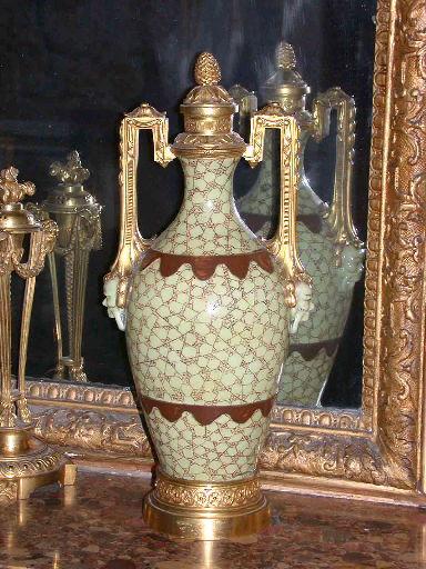Vase en porcelaine dure de couleur vert céladon avec craquelures brunes. Monture de style Louis XVI.