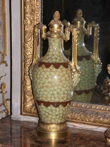 Vase en porcelaine dure de couleur vert céladon avec craquelures brunes. Monture de style Louis XVI.