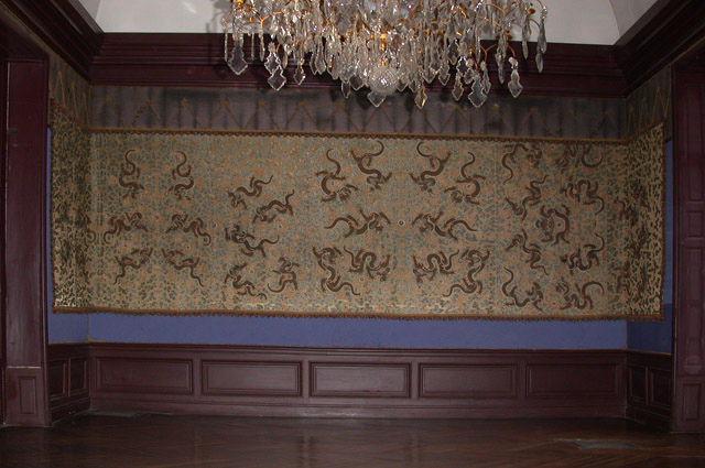 Tenture aux dragons ; Tenture extrême-orientale en soie beige brodée de dragons avec franges