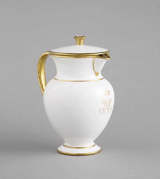 Pot à décoction avec son couvercle et une prise en forme de bouton de fleur en porcelaine dure de Sèvres, service de 1847