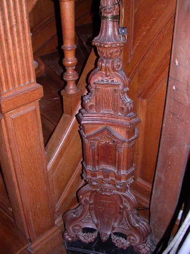 Un candélabre en bois aux armes d'Orléans couronnées avec serpents de bronze entrelacés et un globe à motifs de pampres et de raisins