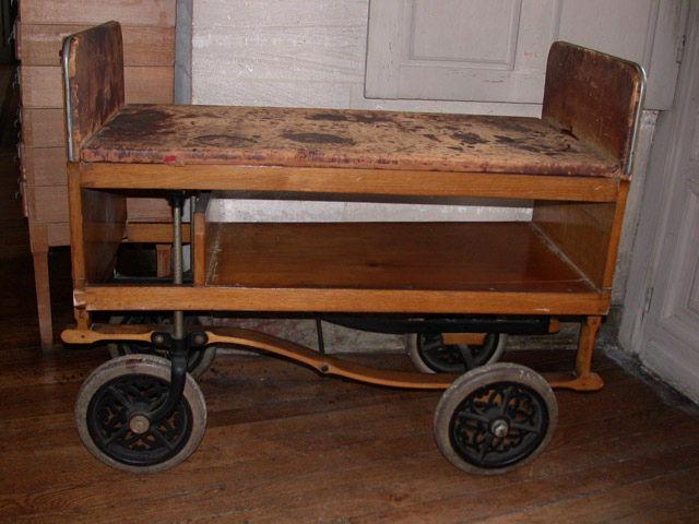 Un chariot à livres recouvert de cuir