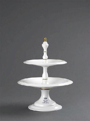 Plateau à fruits en porcelaine blanche de Sèvres à décor doré avec deux plateaux