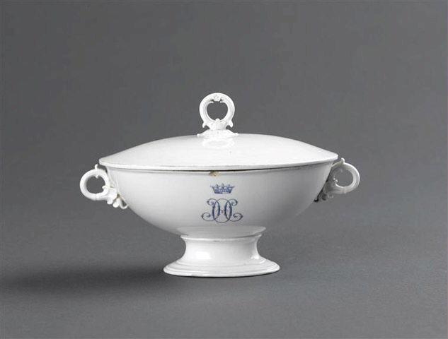 Sucrier et son couvercle avec anses moulées en porcelaine blanche de Sèvres