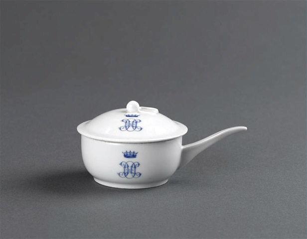 Cocotte en porcelaine blanche de Bayeux avec motif floral en relief à la partie supérieure avec monogramme couronné H O bleu