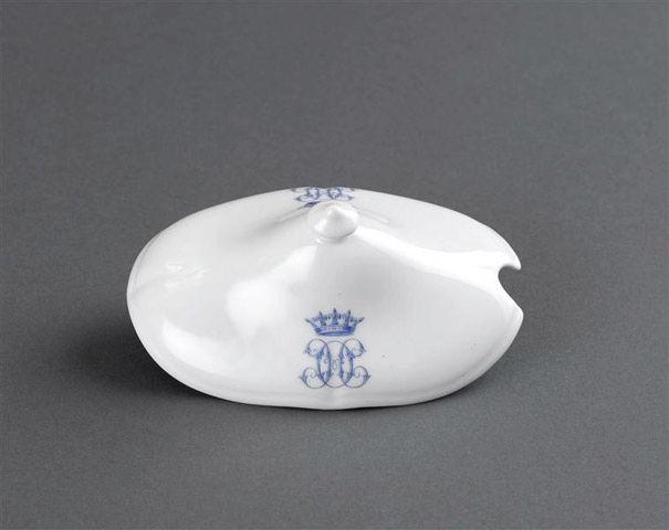 Couvercle de sucrier en porcelaine blanche de Limoges avec deux monogrammes couronnés H O bleu