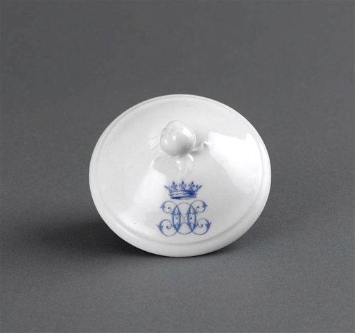 Couvercle rond en porcelaine blanche avec monogramme couronné H O bleu