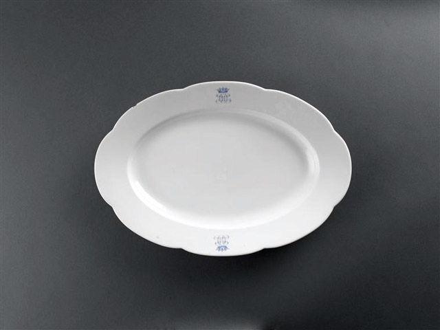 Grand plat ovale en porcelaine blanche de Limoges avec 2 monogrammes HO bleu sur le marli