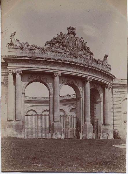 Vue du manège découvert des Grandes Ecuries de Chantilly et de la porte St Denis ; Album de 100 photographies représentant le Domaine de Chantilly après 1900, dans une reliure de chagrin vert