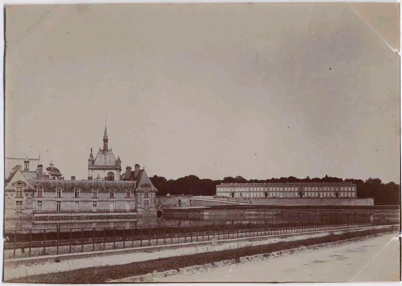 Château de Chantilly ; Album de 100 photographies représentant le Domaine de Chantilly après 1900, dans une reliure de chagrin vert